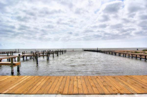 New 3/2! Private fishing pier and Marina! Waterfront Pool! AMAZING Views
